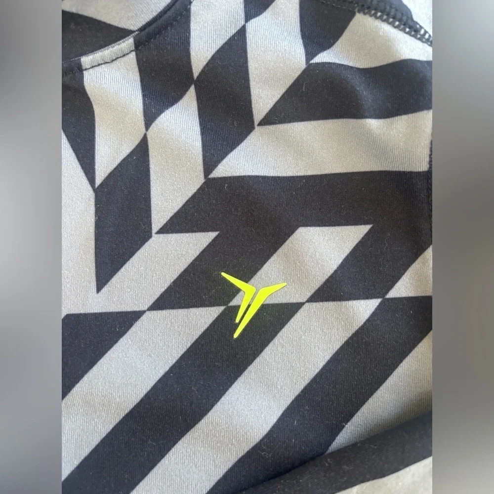 Old Navy Black and Gray Geometric Long Sleeve Dri Fit Size XS